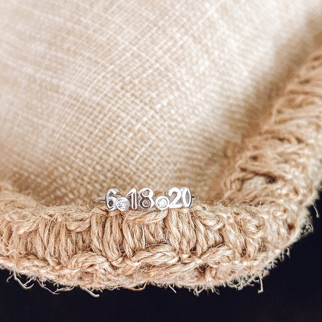 The date ring is the perfect way to wear a memorable date. 